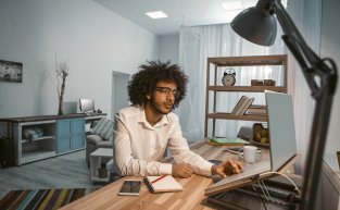 Escritório em casa: veja como montar o seu para o home office